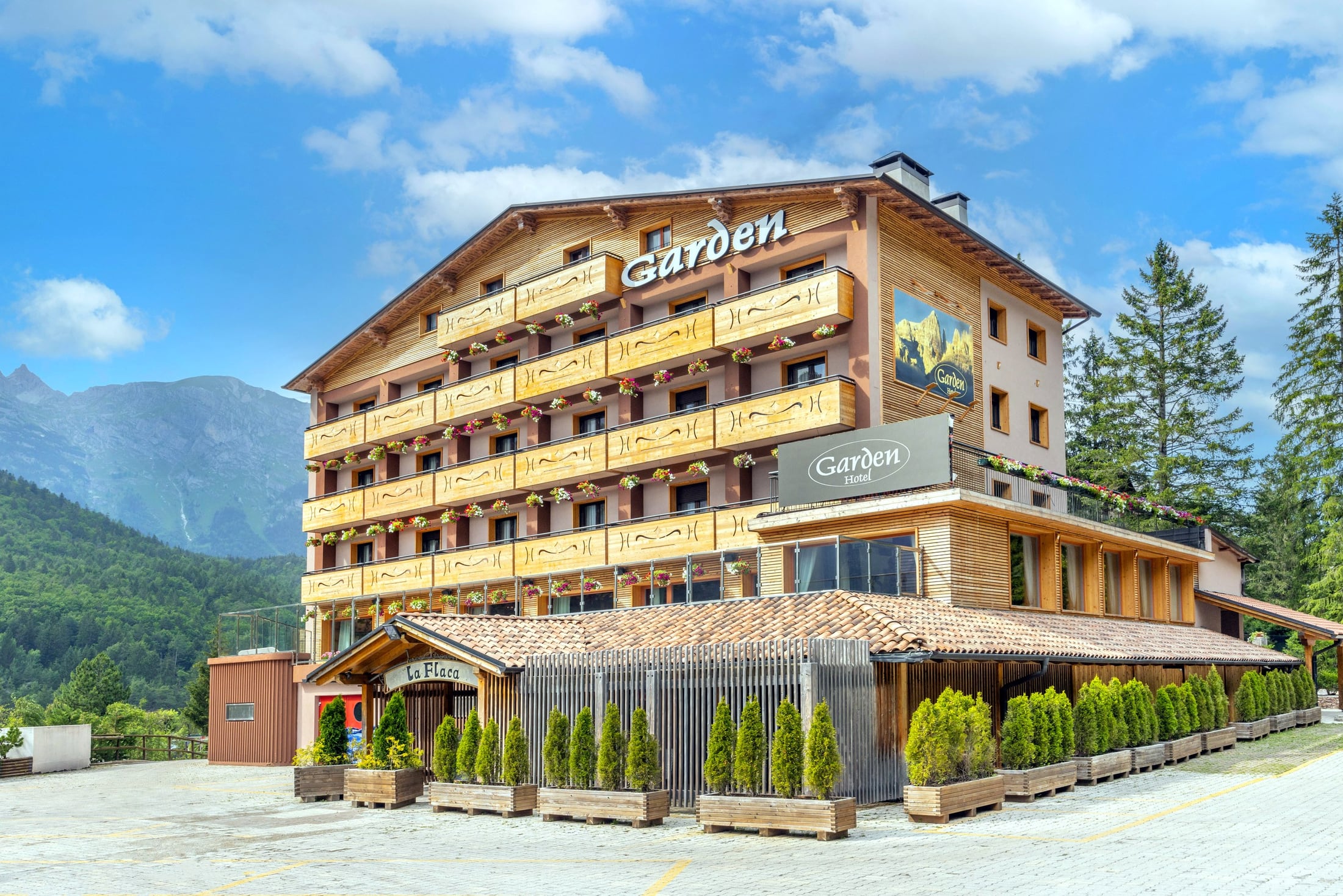 Hotel Garden ad Andalo con balconi fioriti
